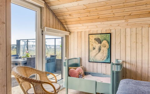 Doritea - 50M from the Sea: Hout, Flooring, Interieur Ontwerp, Meubilair, Verdieping, Slaapkamer, Huis, Plafond, Bed, Linens