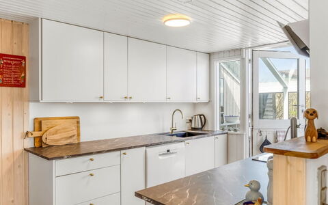 Doritea - 50M from the Sea: Hout, Flooring, Keuken, Countertop, Major Appliance, Toestel Van De Keuken, Interieur Ontwerp, Plafond, Cabinetry, Verdieping