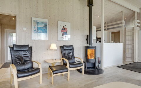 Joella - 200M from the Sea: Flooring, Hout, Verdieping, Interieur Ontwerp, Plafond, Meubilair, Houten Vloer, Kamer, Woonkamer, Hardwood