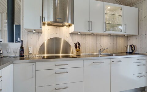 Joella - 200M from the Sea: Flooring, Keuken, Interieur Ontwerp, Countertop, Plafond, Lichte Inrichting, Verlichting, Toestel Van De Keuken, Verdieping, Cabinetry