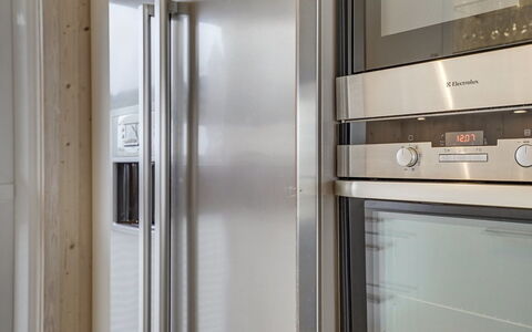 Joella - 200M from the Sea: Toestel Van De Keuken, Major Appliance, Hout, Flooring, Interieur Ontwerp, Keuken, Huishoudapparatuur, Koelkast, Verlichting, Verdieping