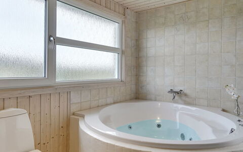 Joella - 200M from the Sea: Badkamer, Loodgieterswerkinrichting, Flooring, Bad, Muur, Verdieping, Interieur Ontwerp, Plafond, Kraan, Kamer