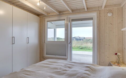 Joella - 200M from the Sea: Hout, Verdieping, Plafond, Flooring, Slaapkamer, Kamer, Hardwood, Beits, Bed, Plank