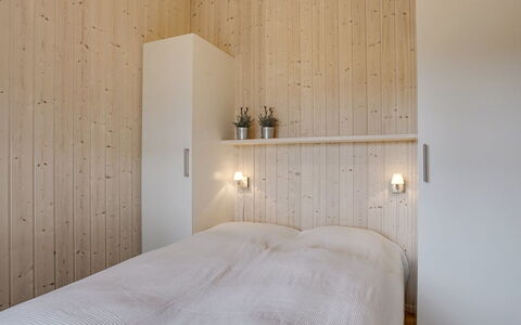 Joella - 200M from the Sea: Muur, Hout, Flooring, Verdieping, Interieur Ontwerp, Plafond, Slaapkamer, Verlichting, Bed, Kamer