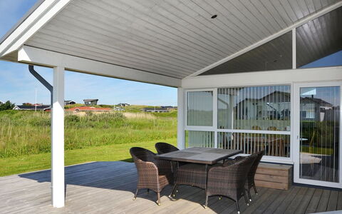 Joella - 200M from the Sea: Hout, Deur, Veranda, Huis, Plafond, Verdieping, Schaduw, Dek, Hardwood, Patio