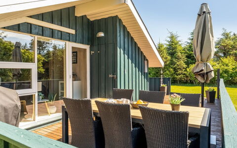 Seda - 600M from the Sea: Hout, Dak, Verblijf, Blokhut, Landgoed, Straal, Timmerhout, Veranda, Ontwerp, Hardwood