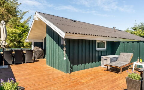 Seda - 600M from the Sea: Hout, Dak, Verblijf, Blokhut, Landgoed, Straal, Timmerhout, Veranda, Ontwerp, Hardwood