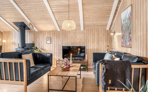 Seda - 600M from the Sea: Hout, Meubilair, Flooring, Interieur Ontwerp, Houten Vloer, Verdieping, Woonkamer, Bankstel, Hardwood, Huis