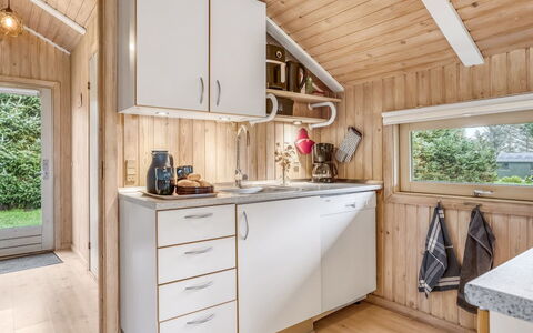 Seda - 600M from the Sea: Hout, Keuken, Loodgieterswerkinrichting, Major Appliance, Wastafel, Beits, Loodgieter, Kraan, Countertop, Toestel Van De Keuken