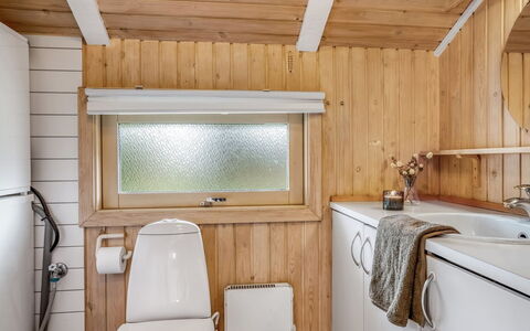 Seda - 600M from the Sea: Loodgieterswerkinrichting, Hout, Flooring, Interieur Ontwerp, Verdieping, Badkamer, Wastafel, Kraan, Loodgieter, Wastafel In De Badkamer