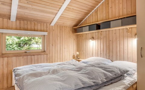 Seda - 600M from the Sea: Hout, Slaapkamer, Bed, Plafond, Interieur Ontwerp, Verdieping, Bedding, Laken, Meubilair, Kamer