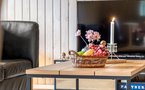 Seda - 600M from the Sea: Meubilair, Tafel, Hout, Flooring, Interieur Ontwerp, Verdieping, Koffietafel, Woonkamer, Houten Vloer, Keuken En Eettafel