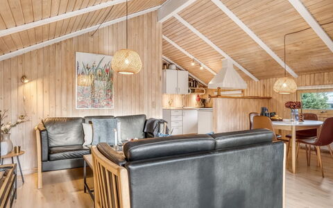 Seda - 600M from the Sea: Hout, Plafond, Interieur Ontwerp, Huis, Meubilair, Kamer, Verblijf, Hardwood, Woonkamer, Plank