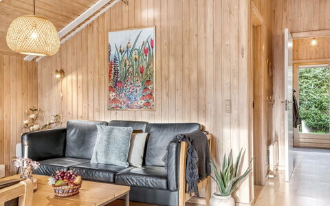 Seda - 600M from the Sea: Interieur Ontwerp, Meubilair, Hout, Flooring, Plafond, Woonkamer, Huis, Verdieping, Kamer, Bankstel