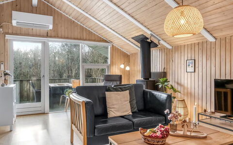 Seda - 600M from the Sea: Meubilair, Interieur Ontwerp, Hout, Bankstel, Plafond, Flooring, Woonkamer, Kamer, Verdieping, Lichte Inrichting