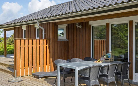 Harthagunni - 375M from the Sea: Hout, Huis, Hardwood, Veranda, Beits, Schaduw, Deur, Verblijf, Dek, Plank