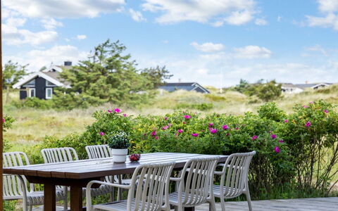 Harthagunni - 375M from the Sea: Meubilair, Buitenmeubels, Tafel, Buitentafel, Stoel, Keuken En Eettafel, Tuin, Koffietafel, Schaduw, Patio