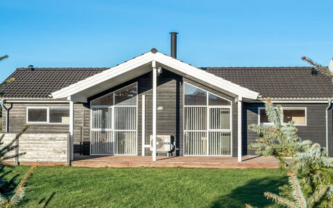 Oskarvine - 900M from the Sea: Dak, Huis, Huis, Verblijf, Siding, Landgoed, Oprit, Garden Gebouwen, Werf, Schuur