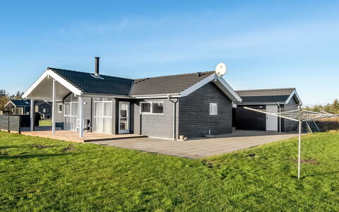 Oskarvine - 900M from the Sea: Dak, Huis, Huis, Verblijf, Siding, Landgoed, Oprit, Garden Gebouwen, Werf, Schuur
