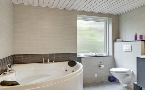Avia - 500M from the Sea: Badkamer, Loodgieterswerkinrichting, Flooring, Interieur Ontwerp, Verdieping, Bad, Kraan, Wastafel, Plafond, Loodgieter