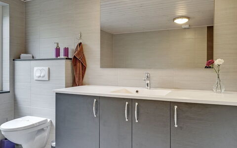 Avia - 500M from the Sea: Flooring, Loodgieterswerkinrichting, Interieur Ontwerp, Wastafel, Verdieping, Wastafel In De Badkamer, Badkamerkast, Badkamer, Cabinetry, Countertop