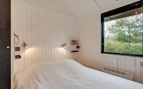 Avia - 500M from the Sea: Muur, Hout, Slaapkamer, Plafond, Interieur Ontwerp, Bed, Verdieping, Flooring, Bedding, Laken