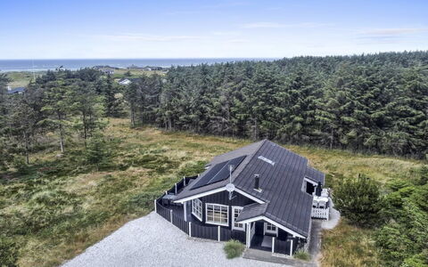 Jens - 425M from the Sea: Dak, Huis, Deur, Verblijf, Schaduw, Siding, Werf, Landgoed, Backyard