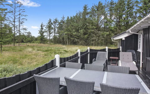 Jens - 425M from the Sea: Dak, Huis, Deur, Verblijf, Schaduw, Siding, Werf, Landgoed, Backyard