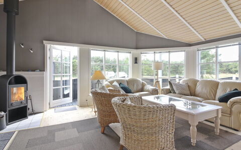 Jens - 425M from the Sea: Dak, Huis, Deur, Verblijf, Schaduw, Siding, Werf, Landgoed, Backyard