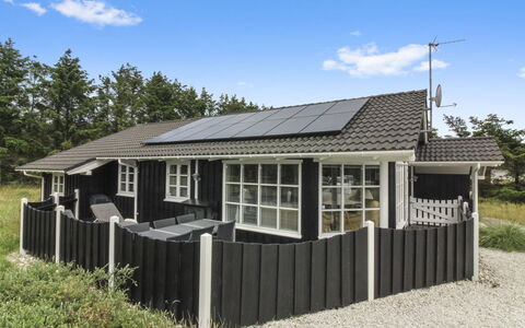 Jens - 425M from the Sea: Dak, Huis, Deur, Verblijf, Schaduw, Siding, Werf, Landgoed, Backyard