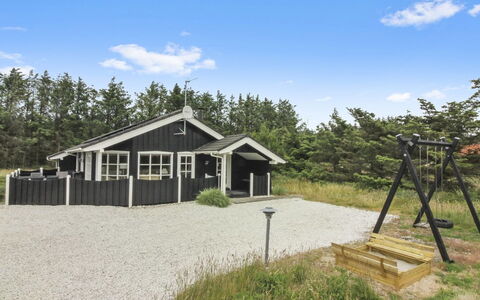 Jens - 425M from the Sea: Dak, Huis, Deur, Verblijf, Schaduw, Siding, Werf, Landgoed, Backyard