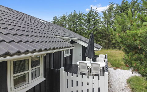 Jens - 425M from the Sea: Dak, Huis, Deur, Verblijf, Schaduw, Siding, Werf, Landgoed, Backyard