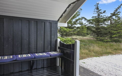 Jens - 425M from the Sea: Dak, Huis, Deur, Verblijf, Schaduw, Siding, Werf, Landgoed, Backyard
