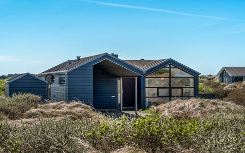 Erko - 150M from the Sea: Dak, Huis, Huis, Verblijf, Siding, Landgoed, Oprit, Garden Gebouwen, Werf, Schuur