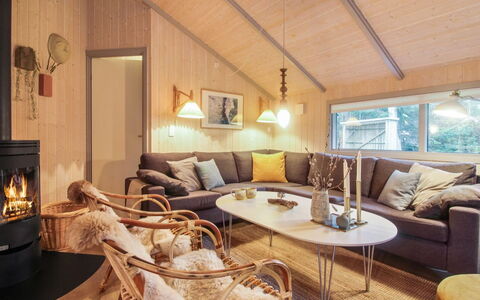 Lovisa - 500M from the Sea: Meubilair, Interieur Ontwerp, Stoel, Flooring, Tafel, Toevlucht, Verdieping, Plafond, Kamer, Eco Hotel