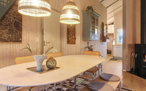 Lovisa - 500M from the Sea: Meubilair, Interieur Ontwerp, Stoel, Flooring, Tafel, Toevlucht, Verdieping, Plafond, Kamer, Eco Hotel