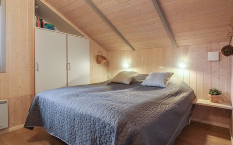 Lovisa - 500M from the Sea: Meubilair, Interieur Ontwerp, Stoel, Flooring, Tafel, Toevlucht, Verdieping, Plafond, Kamer, Eco Hotel