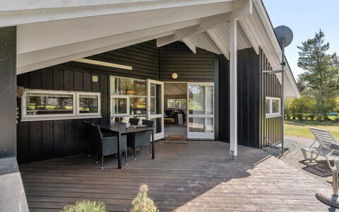 Lovisa - 500M from the Sea: Meubilair, Interieur Ontwerp, Stoel, Flooring, Tafel, Toevlucht, Verdieping, Plafond, Kamer, Eco Hotel