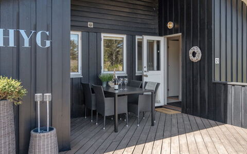 Lovisa - 500M from the Sea: Meubilair, Interieur Ontwerp, Stoel, Flooring, Tafel, Toevlucht, Verdieping, Plafond, Kamer, Eco Hotel