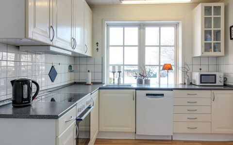 Fraþulf - 6Km from the Sea: Keuken, Countertop, Toestel Van De Keuken, Flooring, Cabinetry, Gootsteen, Interieur Ontwerp, Major Appliance, Verdieping, Wastafel
