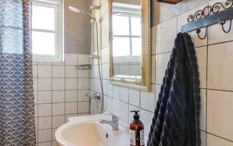 Fraþulf - 6Km from the Sea: Loodgieterswerkinrichting, Muur, Badkamer, Interieur Ontwerp, Flooring, Verdieping, Wastafel In De Badkamer, Loodgieter, Kraan, Kamer