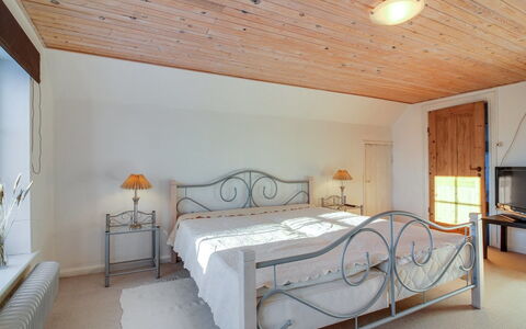 Fraþulf - 6Km from the Sea: Meubilair, Bed, Interieur Ontwerp, Slaapkamer, Flooring, Bedding, Plafond, Laken, Hout, Verdieping