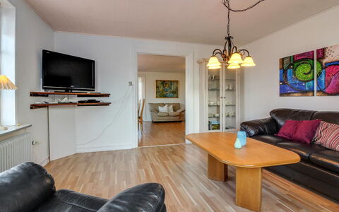 Fraþulf - 6Km from the Sea: Meubilair, Interieur Ontwerp, Flooring, Bankstel, Plafond, Hout, Verdieping, Woonkamer, Kamer, Verlichting