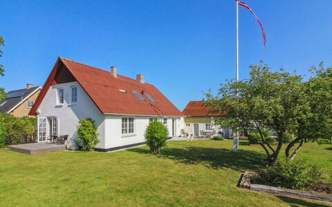 Fraþulf - 6Km from the Sea: Lucht, Blauw, Gras, Huis, Huis, Dak, Verblijf, Woongebied, Struik, Land Lot