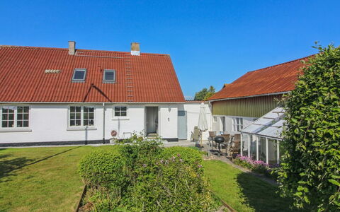 Fraþulf - 6Km from the Sea: Gras, Gebouw, Dak, Venster, Huis, Huis, Woongebied, Verblijf, Facade, Struik