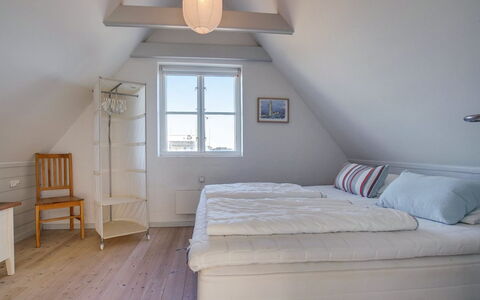 Nantje - 125M from the Sea: Hout, Slaapkamer, Verdieping, Flooring, Bed, Meubilair, Interieur Ontwerp, Plafond, Bedding, Laken