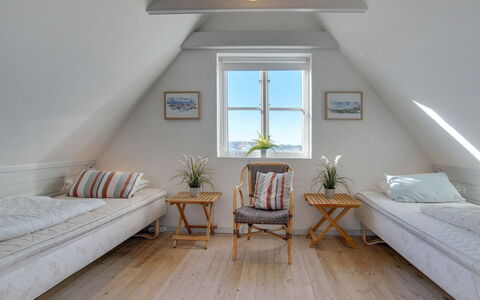Nantje - 125M from the Sea: Hout, Flooring, Verdieping, Meubilair, Interieur Ontwerp, Plafond, Huis, Slaapkamer, Bed, Houten Vloer