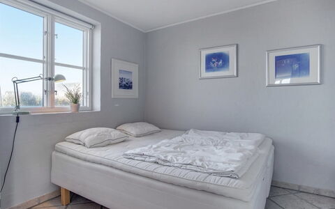 Nantje - 125M from the Sea: Slaapkamer, Bed, Verdieping, Bedding, Laken, Flooring, Linens, Plafond, Bed Frame, Kamer