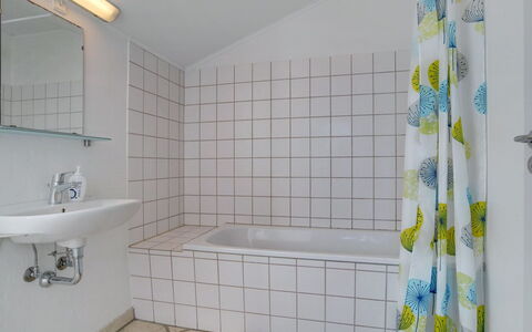 Nantje - 125M from the Sea: Loodgieterswerkinrichting, Flooring, Interieur Ontwerp, Badkamer, Verdieping, Loodgieter, Plafond, Bad, Samengesteld Materiaal, Tegel