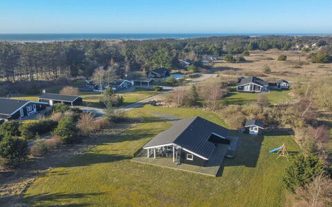 Nynke - 600M from the Sea: Dak, Huis, Land Lot, Huis, Verblijf, Landgoed, Garden Gebouwen, Schaduw, Blokhut, Landscaping